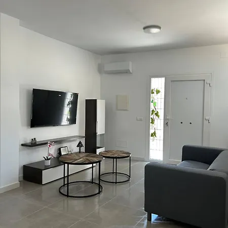 Acogedora Casa Con Terraza En Manilva