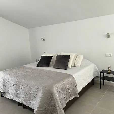 Acogedora Casa Con Terraza En Manilva